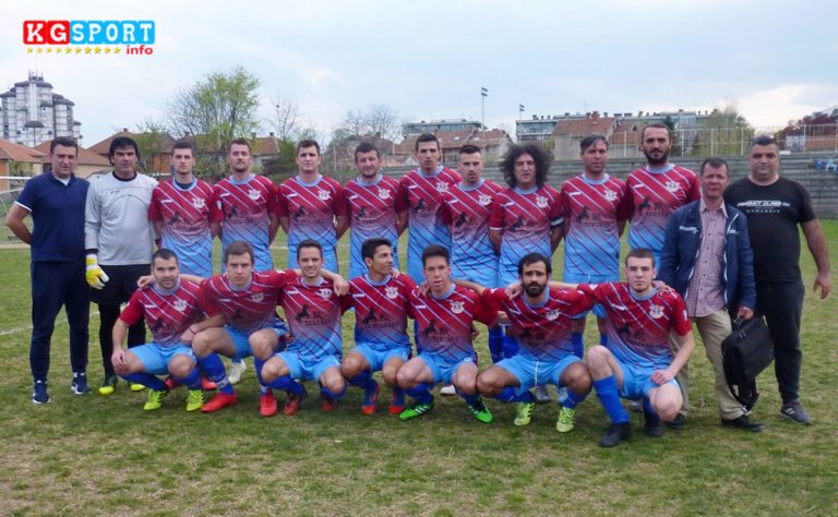 Ekipa-Koricana-sa-trenerom-Zoranom-Kenjicem-desno-za-7