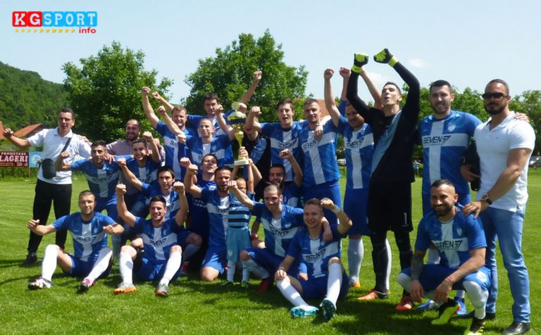 Ekipa-Susice-sa-pobednickim-peharom-za-8.06