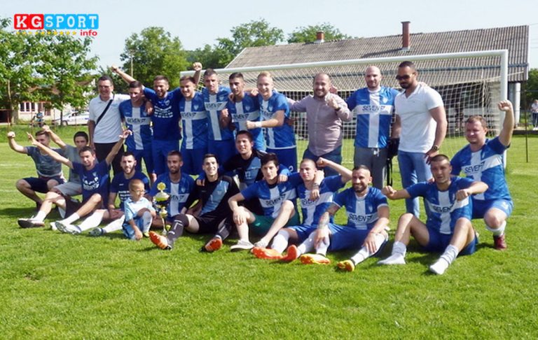 Ekipa-Susice-sa-peharom-za-plasman-u-Srpsku-ligu-za-6.08