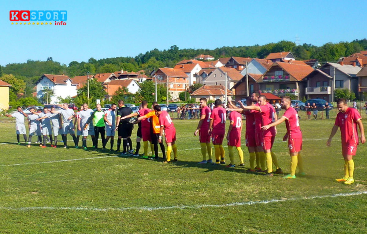 Fudbaleri-Srbije-(crveni-dresovi)-i-Marsica,-za-1.10