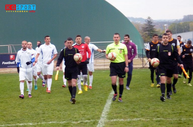 Fudbaleri-Gruze-(beli-dresovi)-i-Sumadije-pre-pocetka-prethodnog-susreta-na-Bubnju