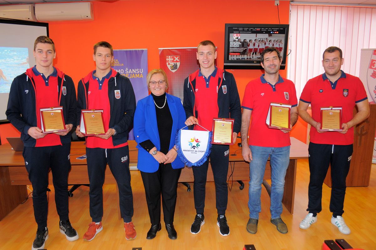 juniorski-vicesampioni-pljevancic-brankovic-stanojevic-kozomora-i-stevanovic-sa-dekankom-gajic