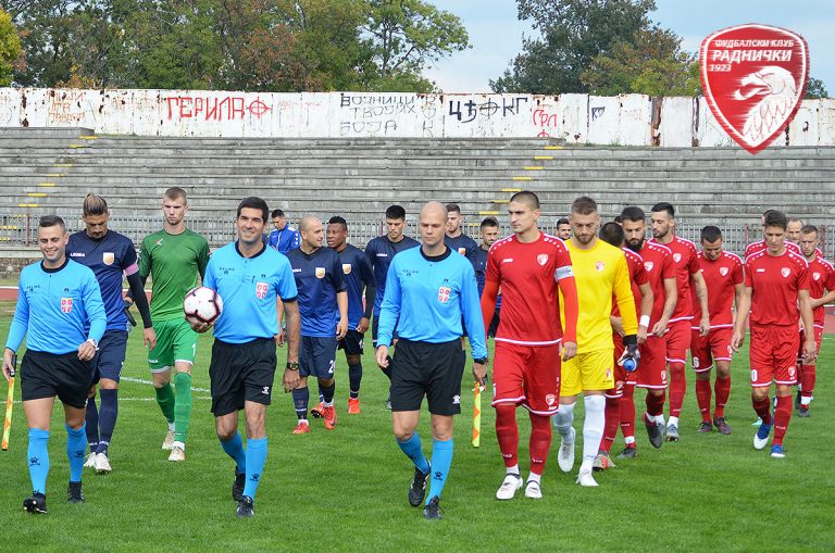 radnicki-buducnost-izlazak-na-teren