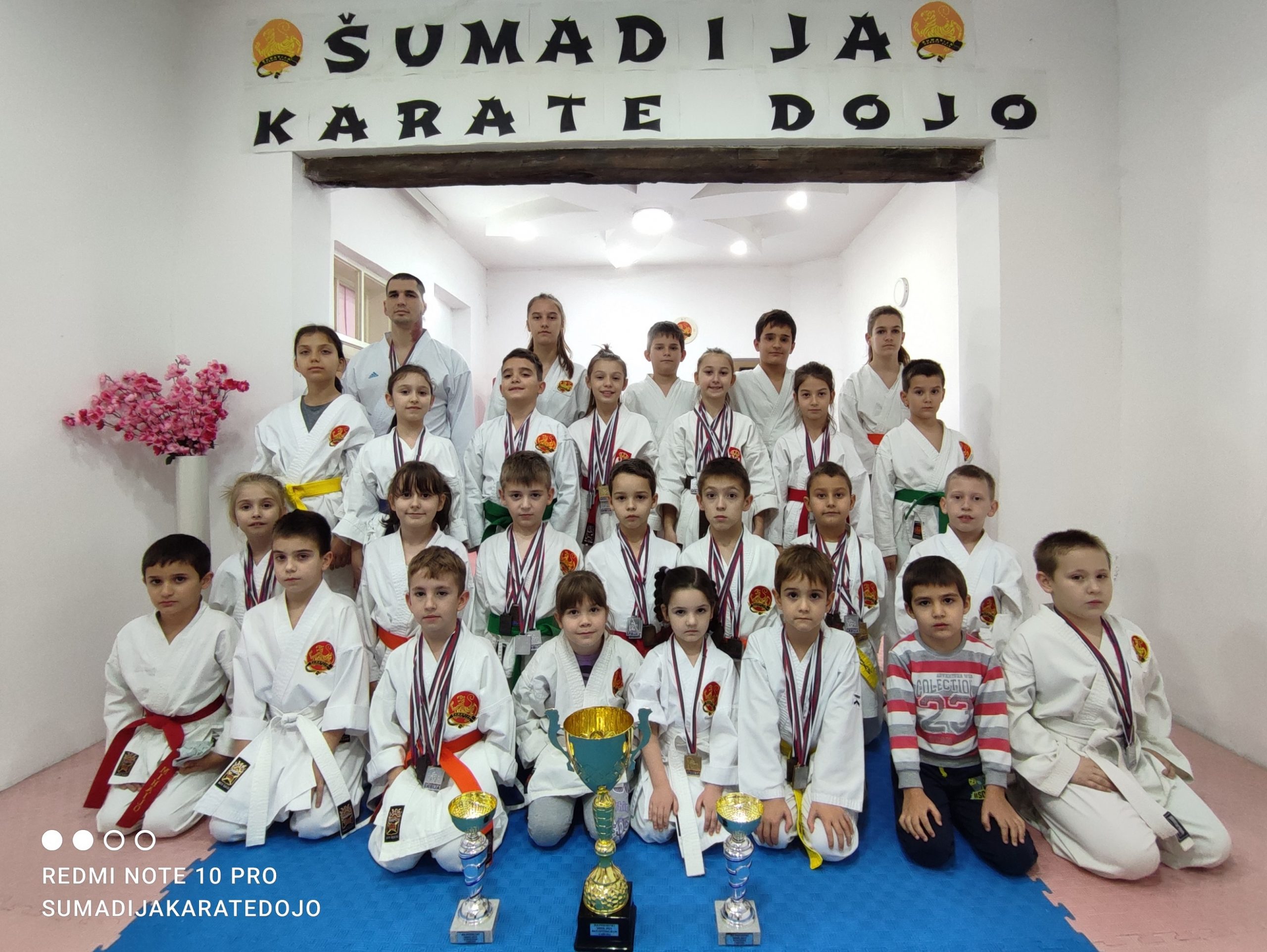 Sumadija-karate-dojo-sa-medaljama-sa-Prvenstva-Srbije