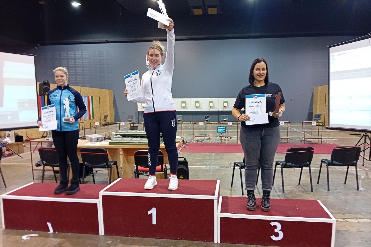 Puska_zene_VNBeograda