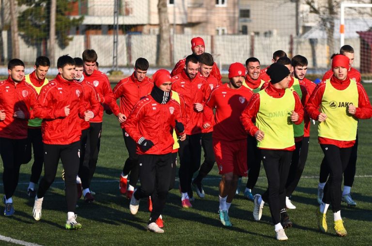 Pocetak-priprema-zima-2024-gomila-igraca-1024x679-1